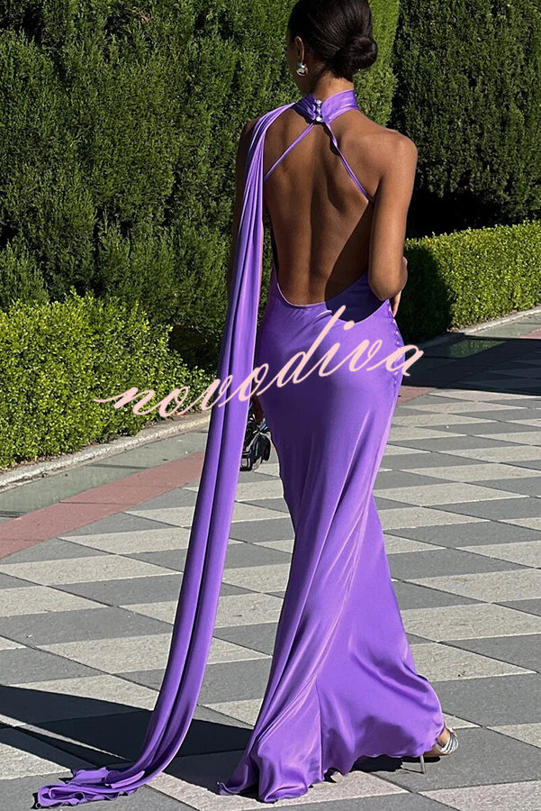 Vestido largo Crush on You de satén asimétrico con espalda descubierta y capa