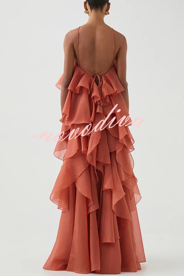 Vestido largo halter vaporoso con detalle de rosa, volantes escalonados y corte en A