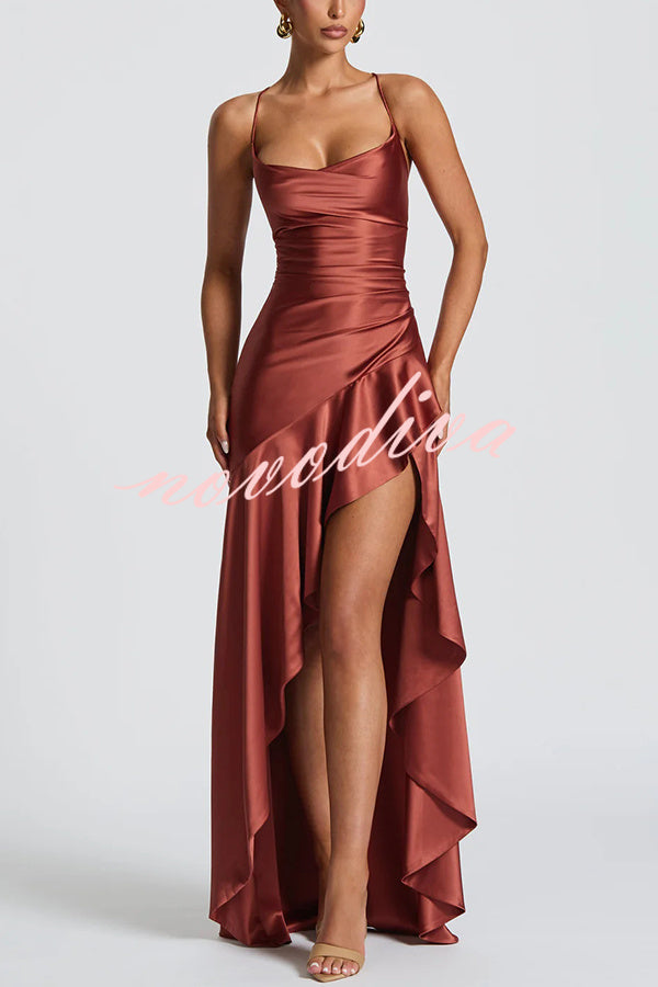Vestido largo Samira de satén con volantes, bajo asimétrico, abertura y lazada en la espalda