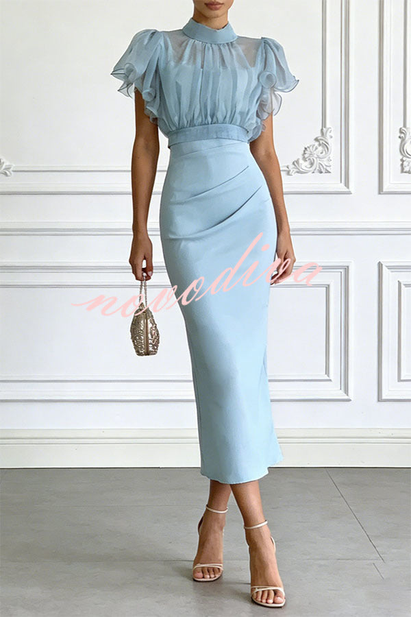 Conjunto de dos piezas de top transparente con cuello alto, manga con volantes y lazada en la espalda y vestido midi lencero fruncido