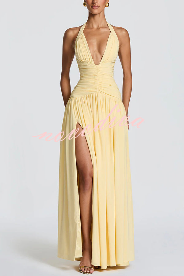 Vestido largo Amaris con cuello halter anudado, escote en V, fruncido, lazada en la espalda, abertura y caída drapeada