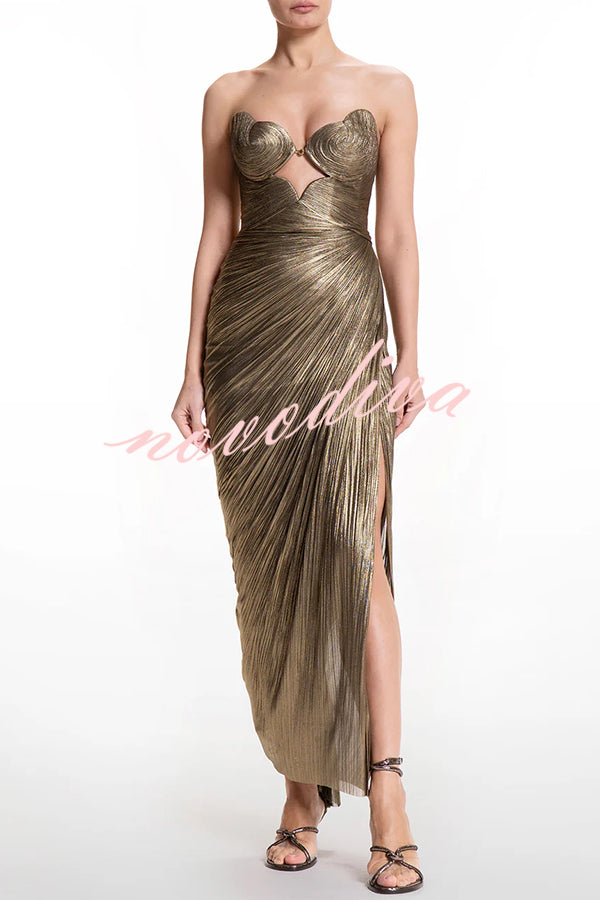 Vestido largo Amisha palabra de honor metalizado y plisado con copas de concha, colgante dorado calado, drapeado y abertura