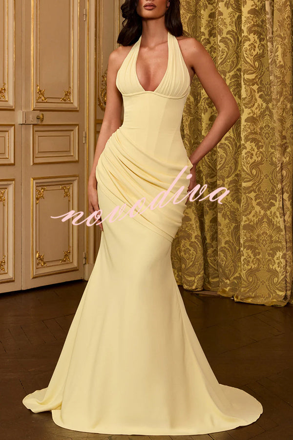 Vestido largo Nehemia con cuello halter, escote de pico, lazada en la espalda y paneles drapeados plisados asimétricos