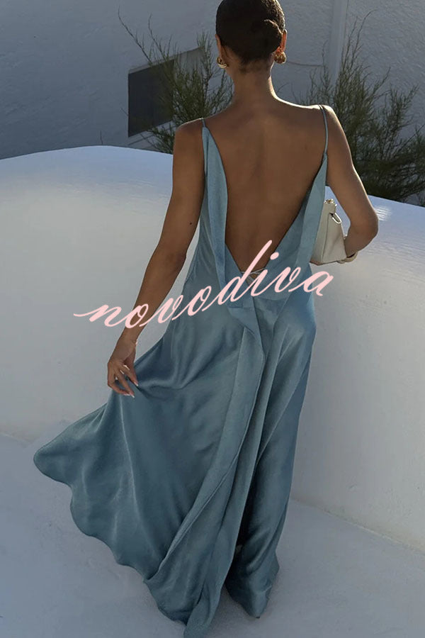 Vestido largo Flowing Elegance de satén con cuello drapeado, espalda descubierta, volantes y abertura