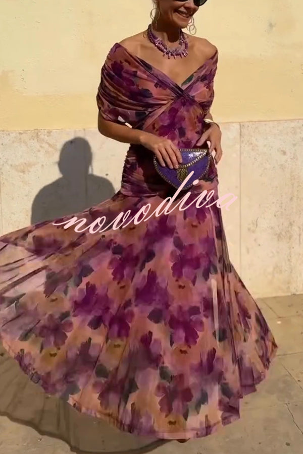 Vestido largo vacacional de malla con estampado único, escote en V y cintura marcada