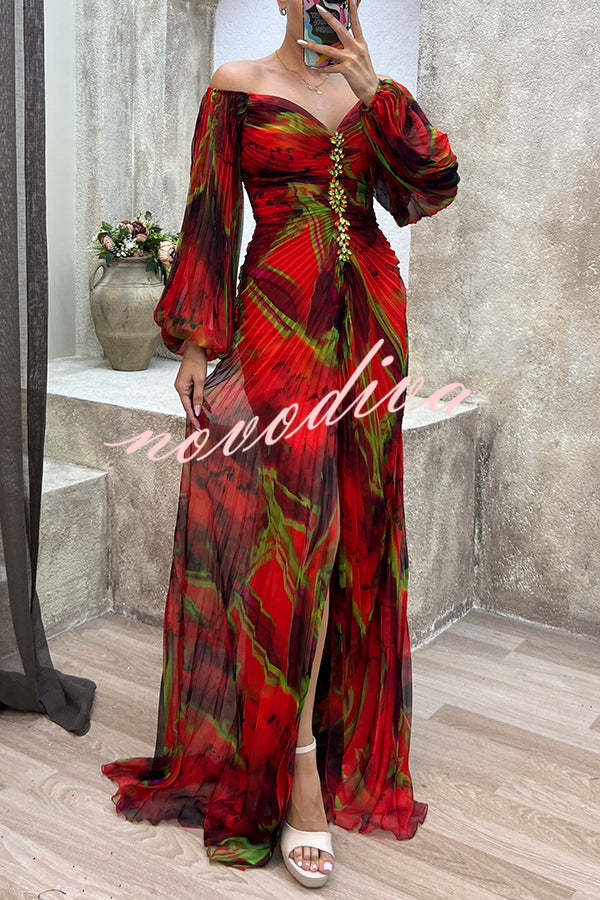 Vestido largo estampado con hombros descubiertos, adornos brillantes, plisado y abertura