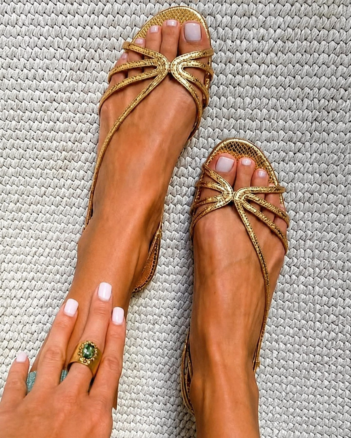 Serafina | Sandalias doradas, esencia del verano