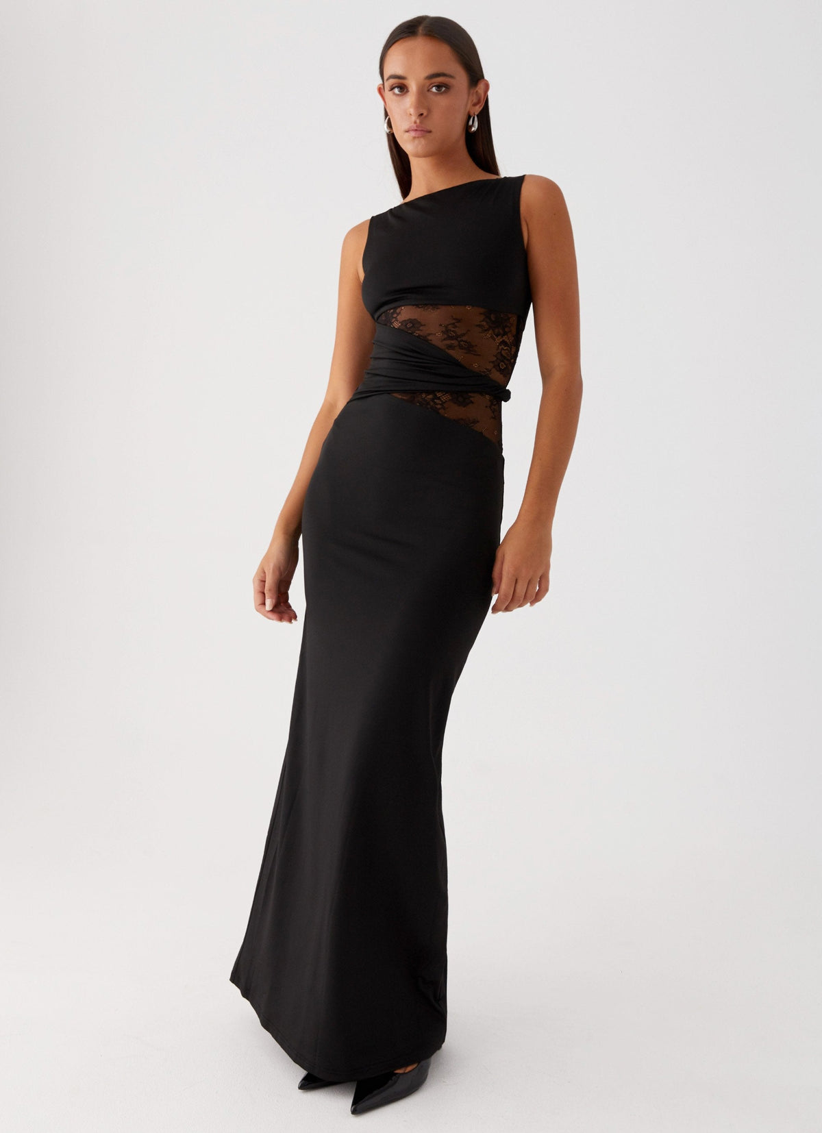 Liora | Vestido largo favorecedor con sutiles aberturas y cordones