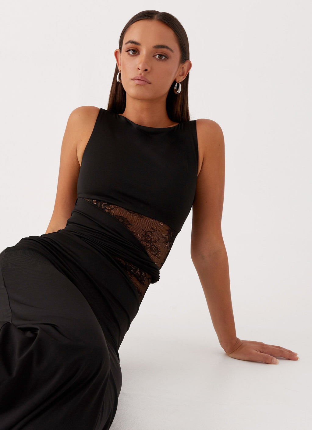 Liora | Vestido largo favorecedor con sutiles aberturas y cordones