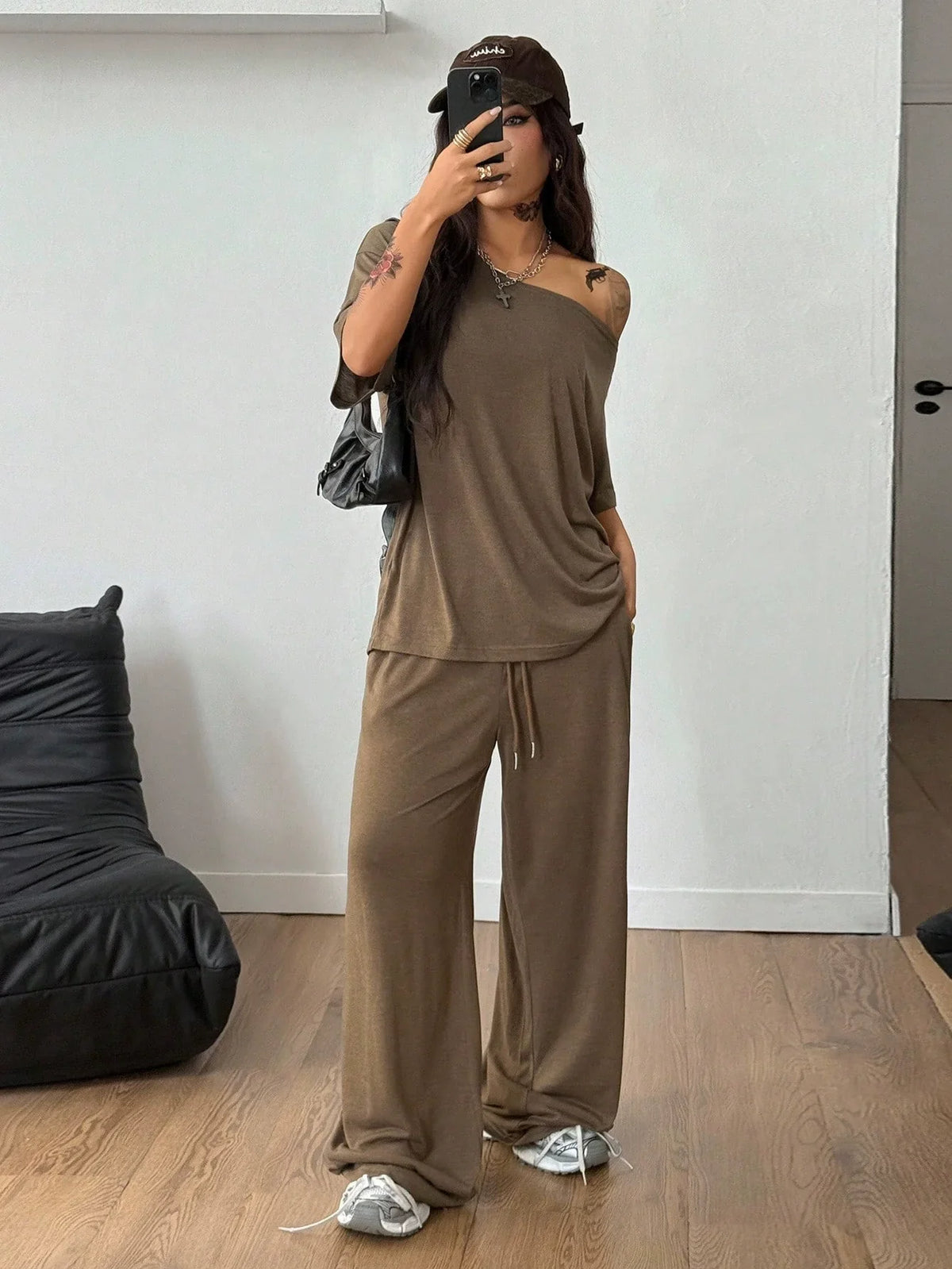 Conjunto de Dos Piezas Chicbeautyy: Camiseta de Hombros Descubiertos y Pantalón de Pierna Ancha