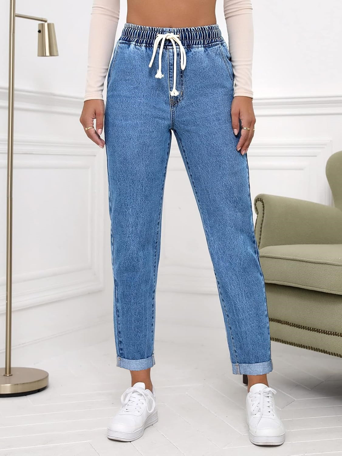 Pantalón vaquero de mujer, tobillero y con cordón