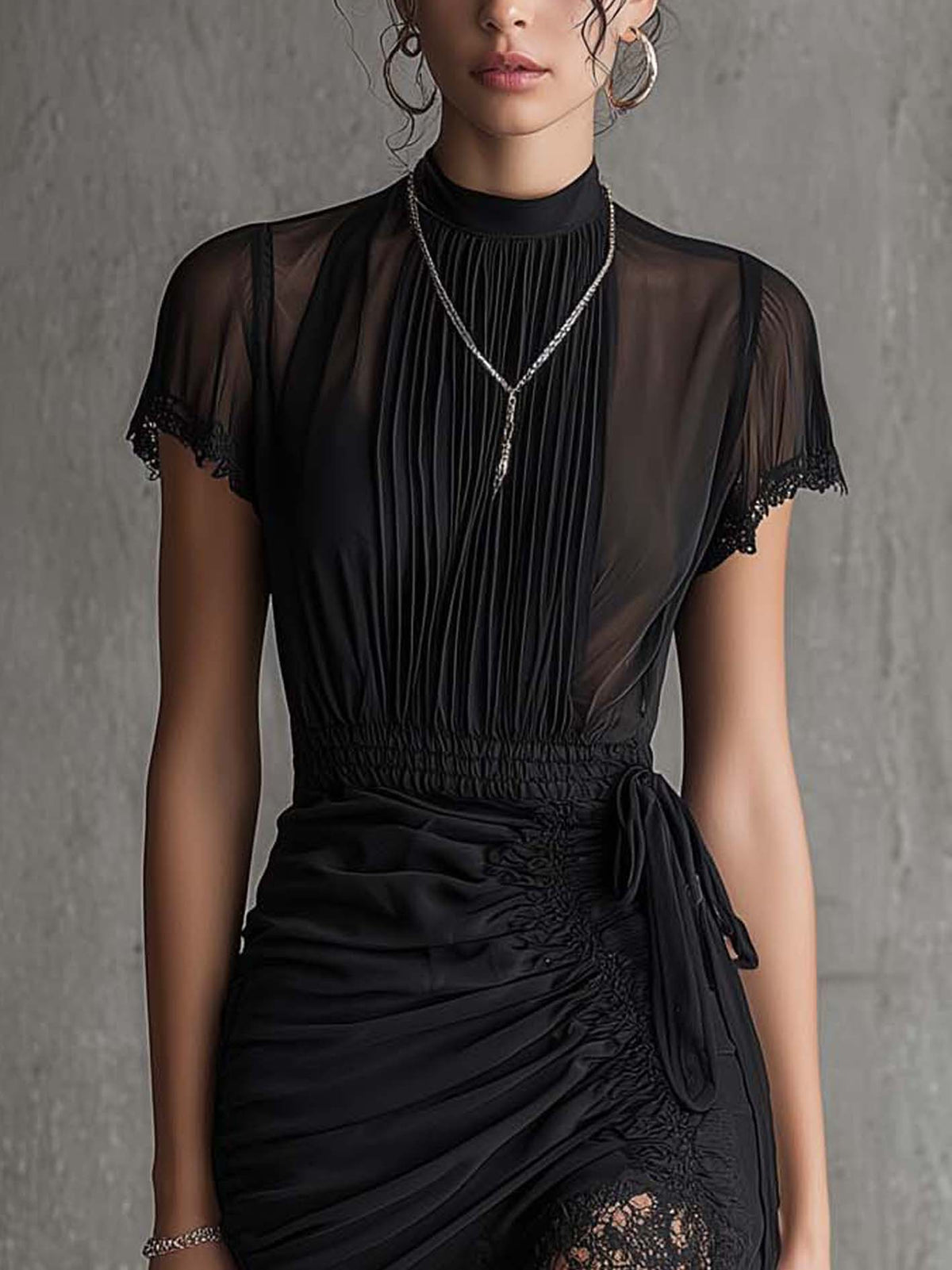 Vestido Mini de Gasa Negro con Cintura Plisada y Ribete de Encaje