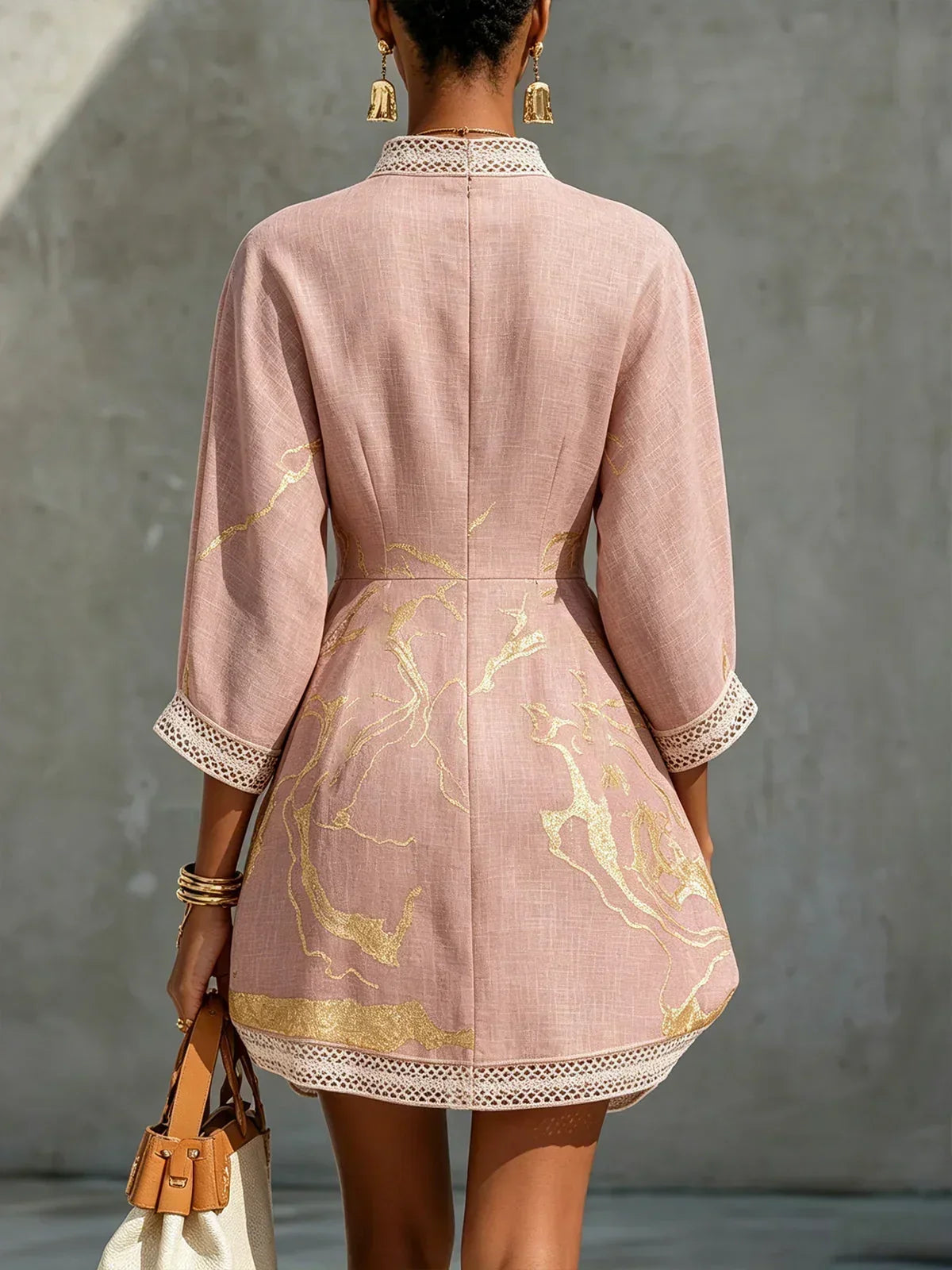 Calista Vestido Mini de Encaje en Rosa con Escote en V