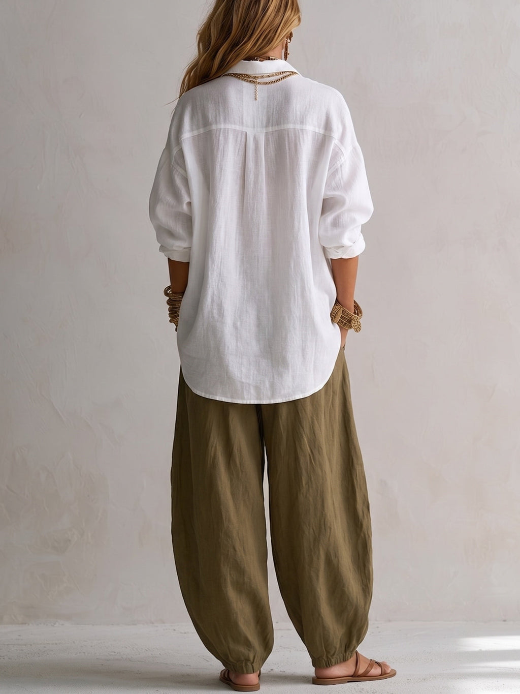 Conjunto de camisa blanca holgada y pantalón verde de pierna ancha tipo farol