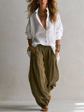 Conjunto de camisa blanca holgada y pantalón verde de pierna ancha tipo farol
