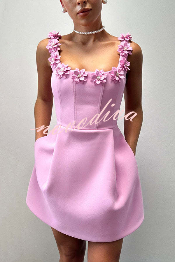 Minivestido Cindy con flores aplicadas de perlas sintéticas, escote cuadrado y bolsillos