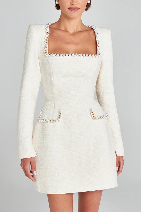 Minivestido Coqueta y Glamurosa de tweed con ribete de perlas, manga larga con abertura y bolsillos