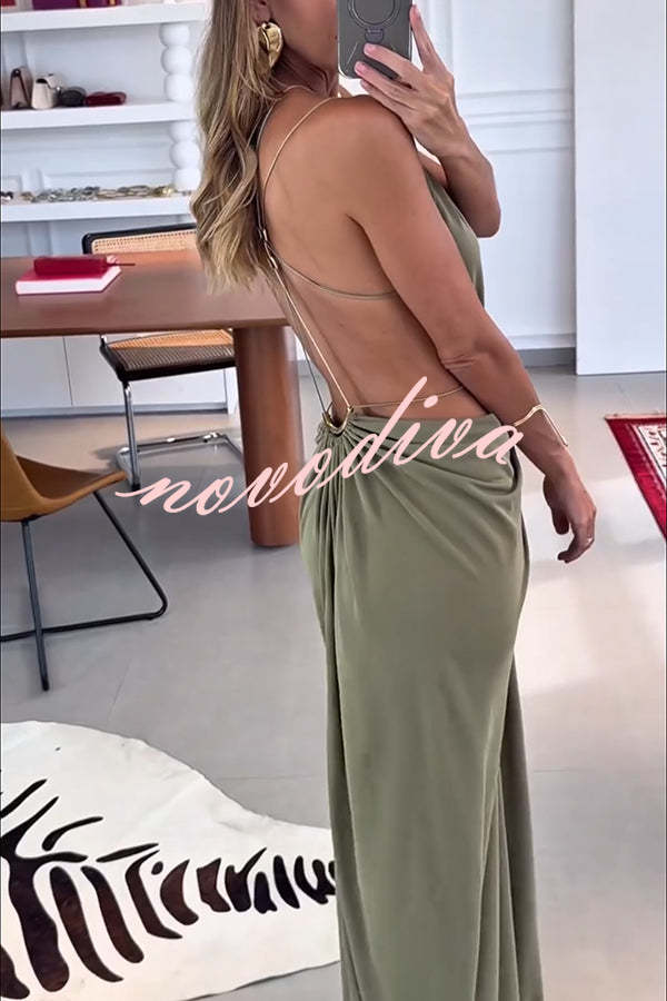 Vestido largo Athena con aberturas de eslabones metálicos, lazada en la espalda y caída drapeada
