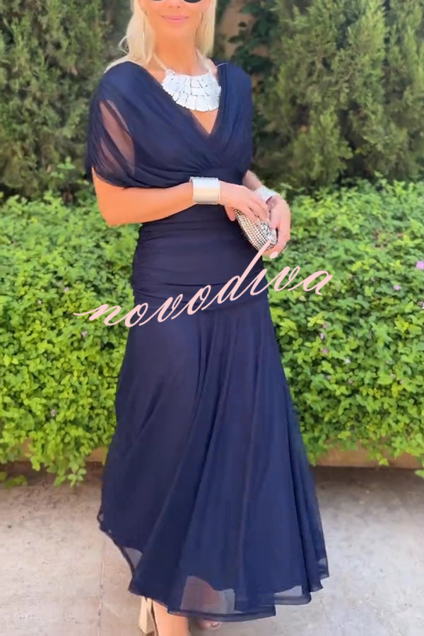 Vestido largo vacacional de malla con estampado único, escote en V y cintura marcada