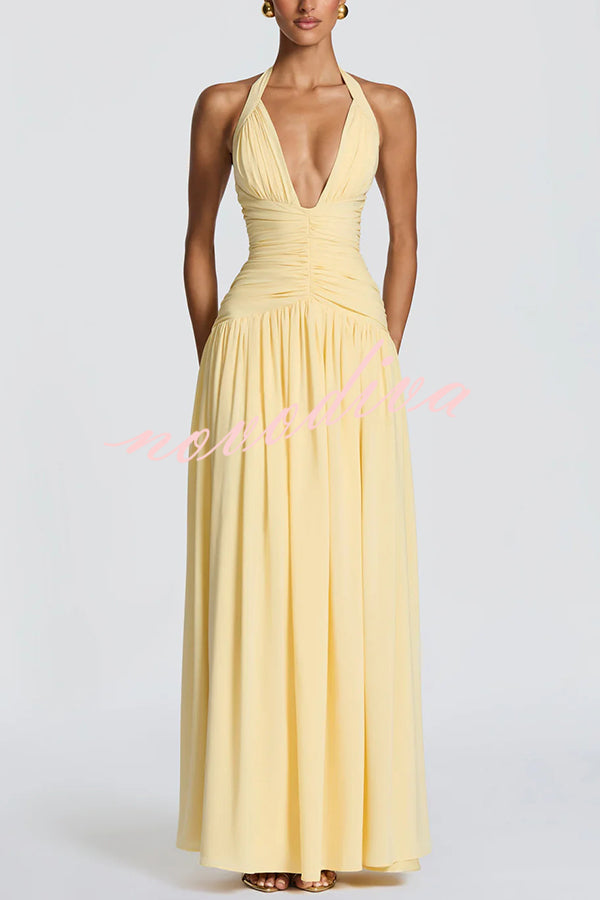 Vestido largo Amaris con cuello halter anudado, escote en V, fruncido, lazada en la espalda, abertura y caída drapeada