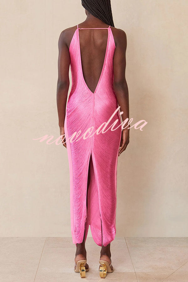 Vestido largo Sexy Toda la Noche metalizado con cuello halter, espalda descubierta, flecos y abertura