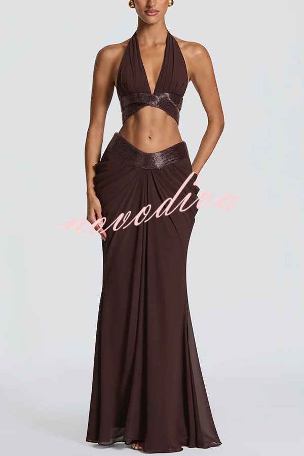 Conjunto Sophie de top halter corto de gasa con ribete adornado y falda larga con drapeado fruncido