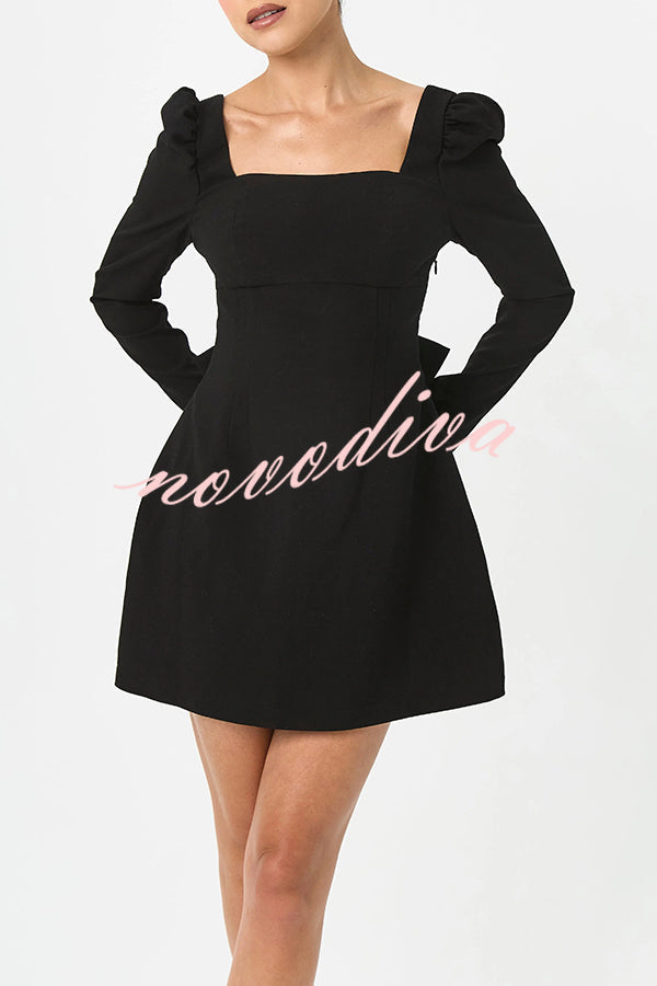 Minivestido Gift for You con hombros abullonados, manga larga y lazo en la espalda