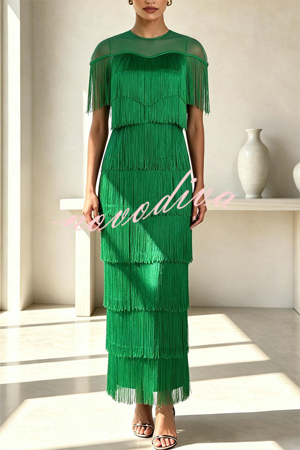 Vestido midi Elowyn de malla con flecos escalonados de patchwork, cuello redondo y manga capa