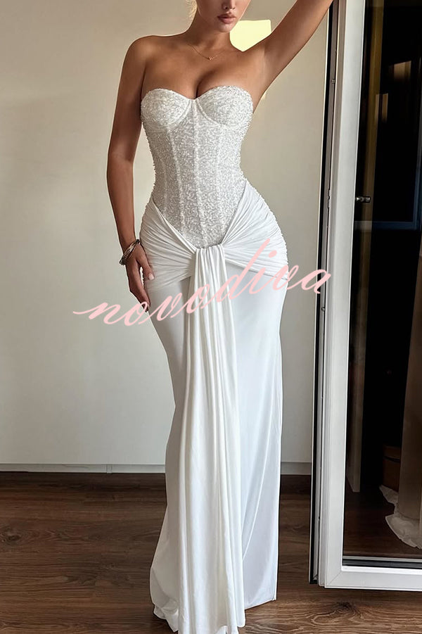Vestido largo Carina de lentejuelas y punto satinado con hombros descubiertos, fruncido, nudo y caída drapeada