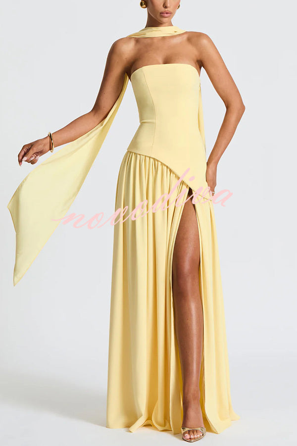 Vestido largo elegante de gasa con hombros descubiertos, bajo plisado, pañuelo y abertura