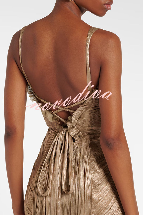 Vestido largo metalizado plisado con cuerpo esculpido, lazada en la espalda y drapeado