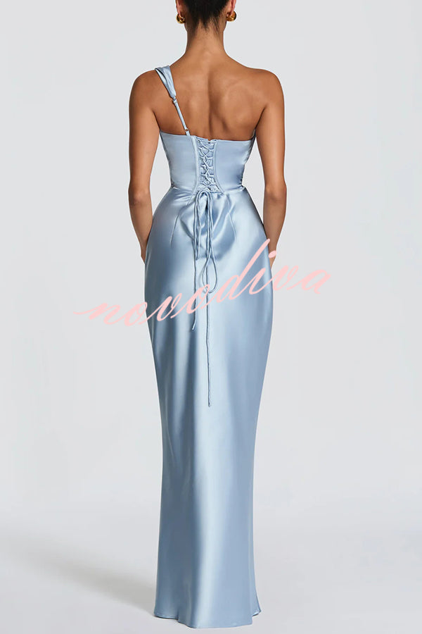 Vestido largo Thalassa de satén de un solo hombro con escote redondo, corte al bies y plisado