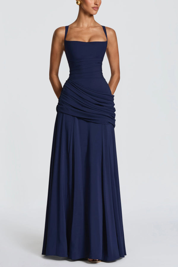 Vestido largo elegante y ajustado de tirantes finos con escote cuadrado y plisado