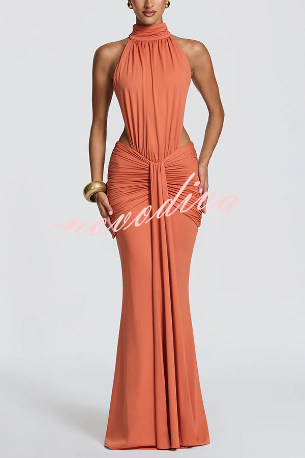 Vestido largo Thekla de punto elástico y fluido con cuello alto, fruncido, espalda descubierta y drapeado