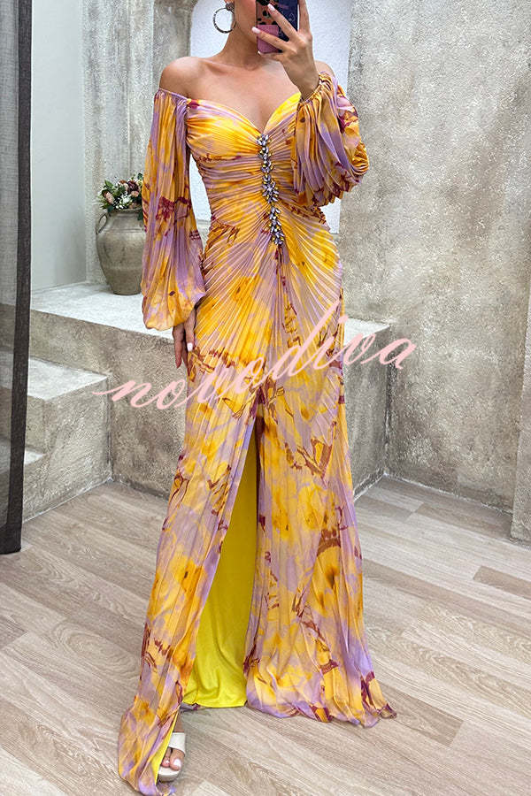 Vestido largo estampado con hombros descubiertos, adornos brillantes, plisado y abertura