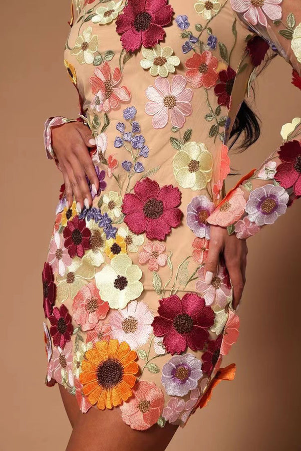 Minivestido Elegantly Enchanted con flores aplicadas, espalda descubierta y manga larga
