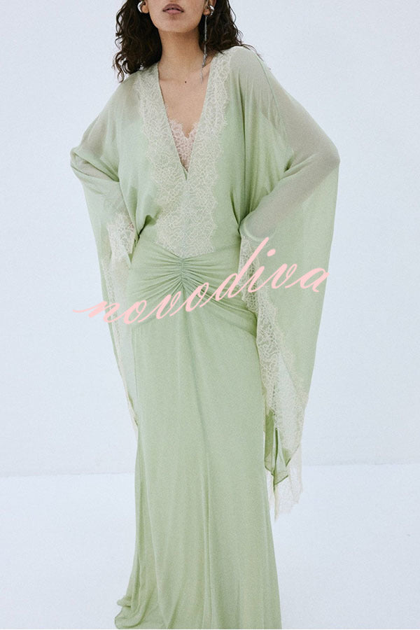 Vestido largo Evita de georgette con ribete de encaje, manga estilo caftán y fruncido en cadera