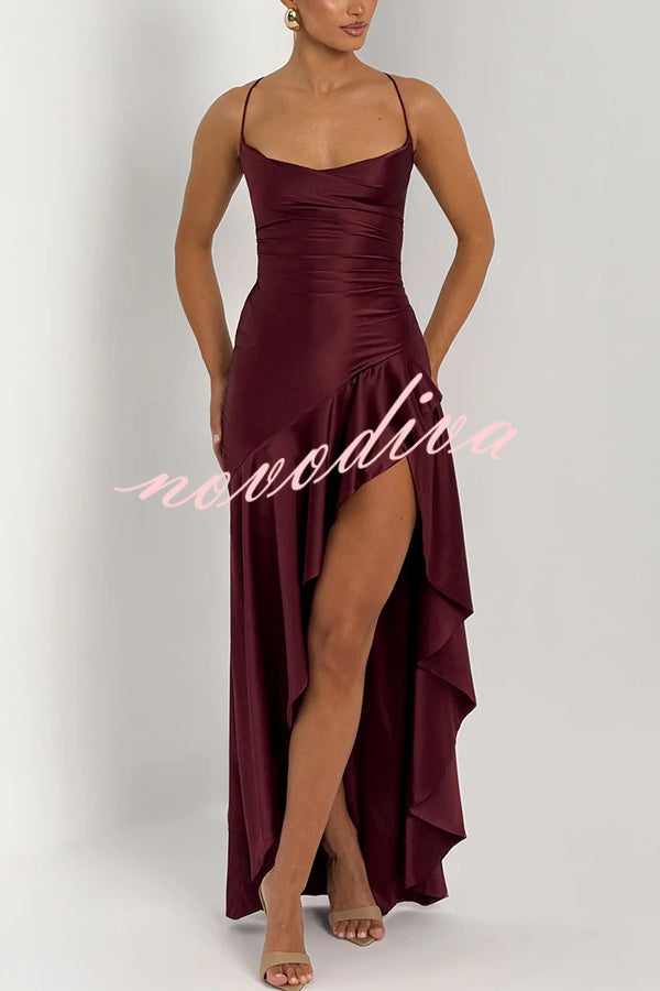 Vestido largo Samira de satén con volantes, bajo asimétrico, abertura y lazada en la espalda