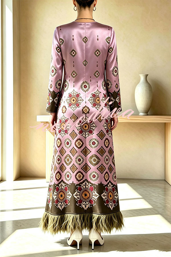 Vestido largo Cecilia de satén con estampado barroco multicolor, manga larga y ribete de plumas
