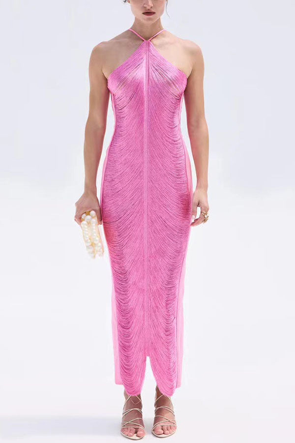 Vestido largo Sexy Toda la Noche metalizado con cuello halter, espalda descubierta, flecos y abertura