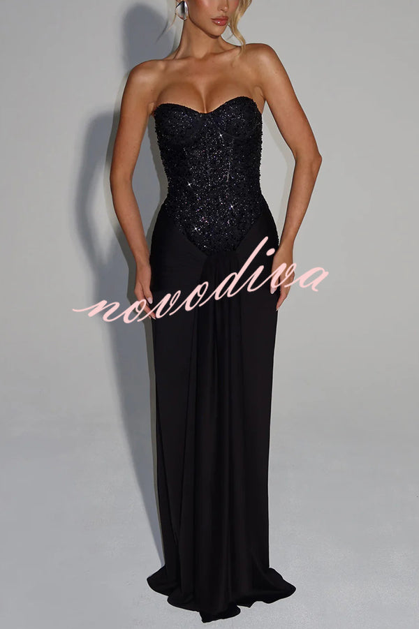 Vestido largo Carina de lentejuelas y punto satinado con hombros descubiertos, fruncido, nudo y caída drapeada
