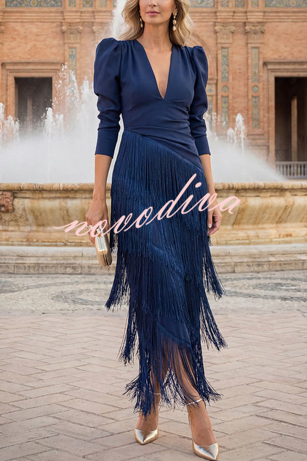Vestido largo Elegant Night con escote en V, manga larga y bajo de flecos superpuestos