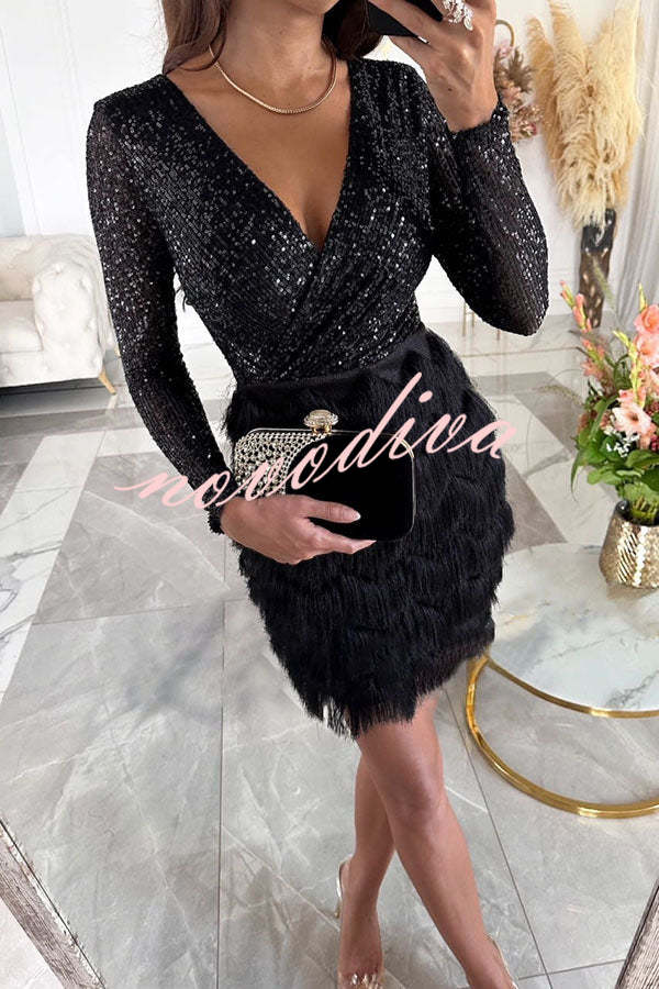 Minivestido de lentejuelas con flecos escalonados y paneles combinados, ideal para la pista de baile