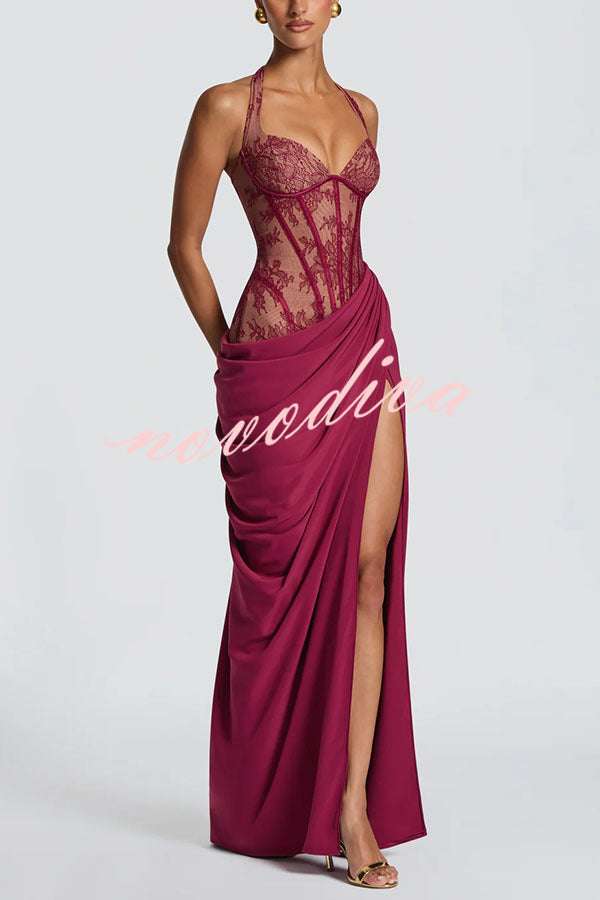 Vestido largo halter Bonita con encaje floral en contraste, detalle estructural, plisado asimétrico y abertura