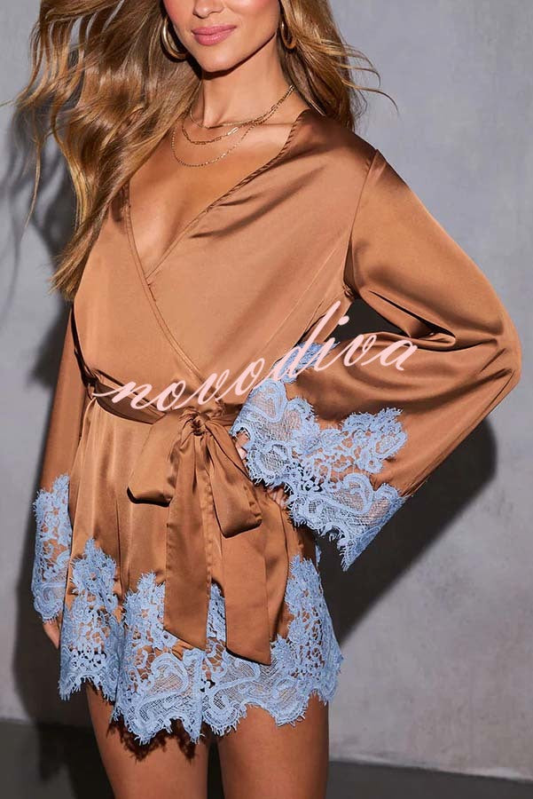 Minivestido kimono Vínculo Alegre de satén con ribete de encaje en contraste, manga campana y lazada