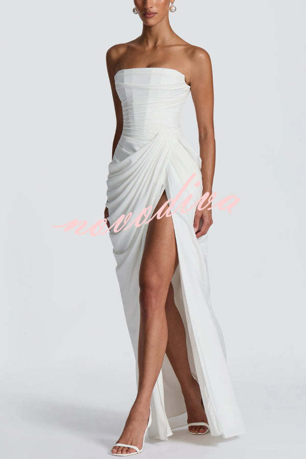 Vestido largo Cyra palabra de honor con plisado asimétrico, abertura y lazada en la espalda