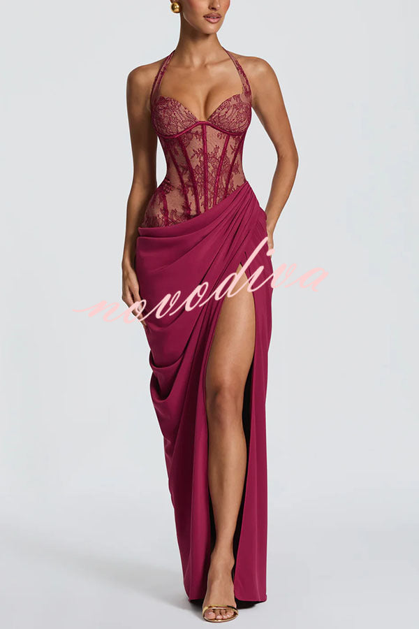 Vestido largo halter Bonita con encaje floral en contraste, detalle estructural, plisado asimétrico y abertura