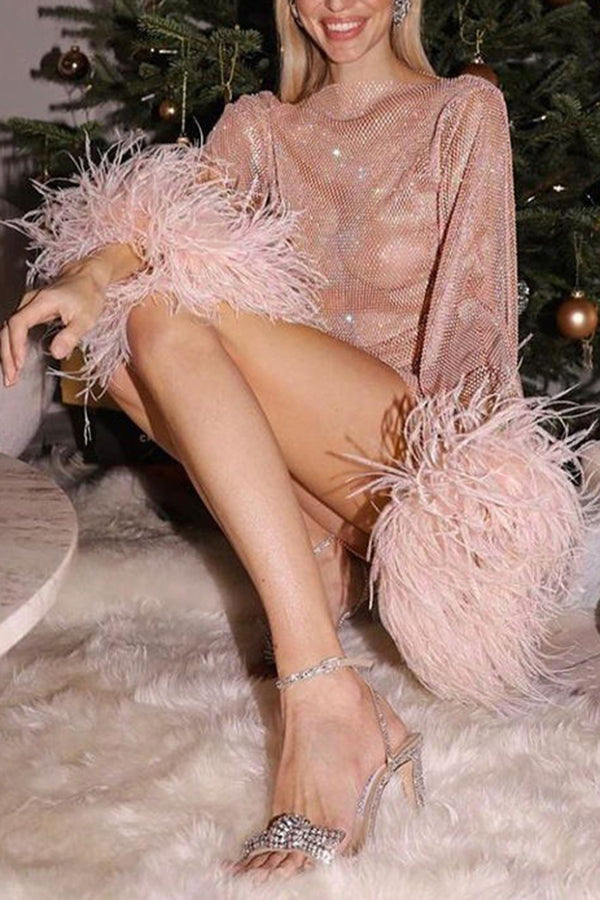 Minivestido de fiesta Sorpresa Nocturna de tejido con strass y mangas de plumas