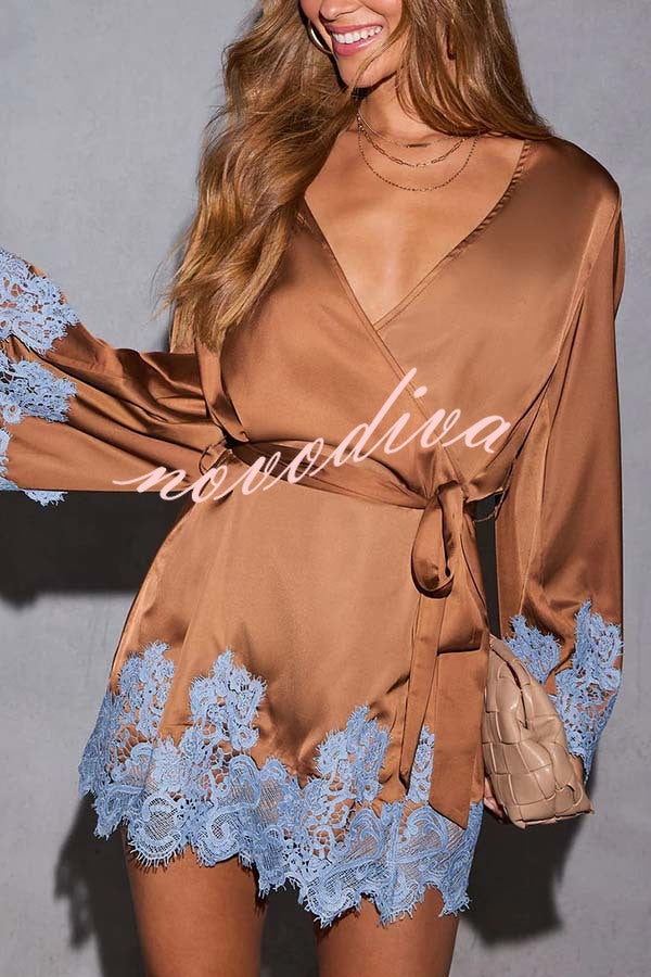 Minivestido kimono Vínculo Alegre de satén con ribete de encaje en contraste, manga campana y lazada