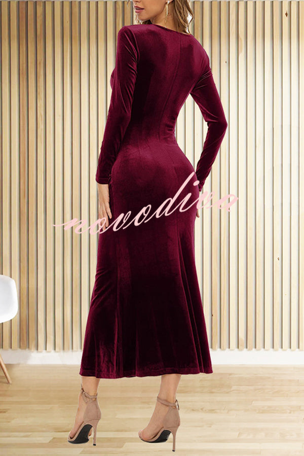 Vestido largo sirena de terciopelo en color liso con escote en V, manga larga y corte ajustado